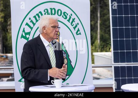 Grafenhausen, Allemagne. 19th septembre 2022. Winfried Kretschmann (Bündnis 90/Die Grünen), ministre-président du Bade-Wurtemberg, se dresse devant une bannière intitulée « Climate positive 2030 » dans les locaux de la brasserie Rothaus. La société Badische Staatsbrauerei Rothaus AG souhaite devenir positive pour le climat d'ici 2030 et installe un système photovoltaïque à grande échelle sur ses toits. Credit: Philipp von Ditfurth/dpa/Alay Live News Banque D'Images