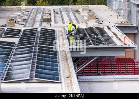 Grafenhausen, Allemagne. 19th septembre 2022. Les travailleurs installent un panneau solaire dans les locaux de la brasserie Rothaus. La société Badische Staatsbrauerei Rothaus AG souhaite devenir climatopositive d'ici 2030 et installe un système photovoltaïque à grande échelle sur ses toits. Credit: Philipp von Ditfurth/dpa/Alay Live News Banque D'Images