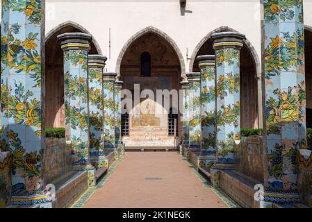 Colonnes du grenat Cloister du monastère Saint-Chiara à Naples, Italie Banque D'Images