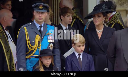 Queen’s State Funeral 19.9.22 St George’s Chapel le Prince Willam et Kate partent avec le Prince George et la princesse Charlotte pour quitter la chapelle Pictur Banque D'Images