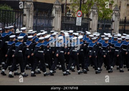 Londres, Angleterre. 19th septembre 2022. Les membres de la Marine royale défilent devant le Palais de Westminster en procession pour le funérailles d'État de la reine Elizabeth II L'événement a eu lieu aujourd'hui à Londres et à Windsor et a été l'un des plus grands que le pays ait jamais connu. Credit: Kiki Streitberger / Alamy Live News Banque D'Images