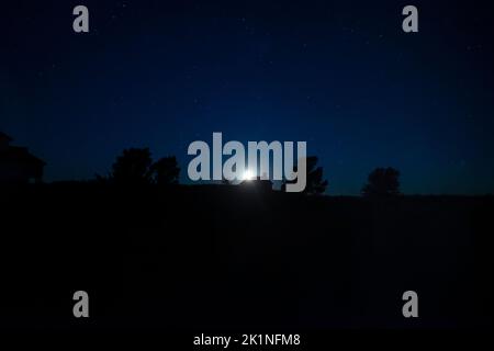 Début de l'océan et étoiles au-dessus de la station historique de la Garde côtière américaine à point Betsie Lighthouse, Michigan, États-Unis Banque D'Images