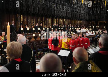 Le clergé et les membres de la famille royale observent que la partie au porteur place le cercueil du monarque tardif sur la catafalque pendant le service de committal de la reine Elizabeth II qui a eu lieu à la chapelle Saint-George à Windsor Castle, Berkshire. Date de la photo: Lundi 19 septembre 2022. Banque D'Images