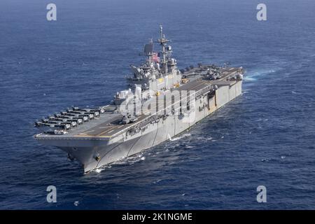 Mer des Philippines, États-Unis. 17 septembre 2022. Le navire d'assaut amphibie de classe américaine de la marine américaine USS Tripoli au cours d'une mission d'entraînement avec l'USS America, 17 septembre 2022 dans la mer des Philippines. Crédit : Lcpl. Christopher Lape/États-Unis Marines photo/Alamy Live News Banque D'Images