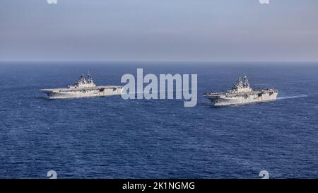 Mer des Philippines, États-Unis. 17 septembre 2022. Le navire d'assaut amphibie de classe américaine USS Tripoli, Bottom, navigue avec le navire d'assaut amphibie USS America lors d'une opération d'entraînement, 17 septembre 2022 dans la mer des Philippines. Crédit : Lcpl. Christopher Lape/États-Unis Marines photo/Alamy Live News Banque D'Images