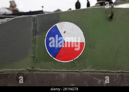 Drapeau de la République tchèque sur fond kaki vert - les forces armées tchèques et l'armée tchèque. Puissance militaire et défense de l'État et du pays. L'ancien signe est l'âge Banque D'Images