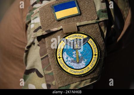 Un soldat avec un chevron des renseignements militaires des forces armées de l'Ukraine pendant l'essai du drone de reconnaissance Poséidon. Les bienfaiteurs ont remis des drones de reconnaissance 'H10 Poseidon' et des stations de contrôle aux besoins des forces armées d'Ukraine. Des complexes sans pilote ont été achetés au détriment de bénévoles de l'ONG Sprava Hromad et de Petro Porochenko. Il a été rapporté que deux complexes ont été remis à l'armée ukrainienne - il s'agit de trois nouvelles stations de contrôle et six drones Poséidon H10. Banque D'Images