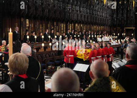 Le clergé et les membres de la famille royale observent que la partie au porteur place le cercueil du monarque tardif sur la catafalque pendant le service de committal de la reine Elizabeth II qui a eu lieu à la chapelle Saint-George à Windsor Castle, Berkshire. Date de la photo: Lundi 19 septembre 2022. Banque D'Images