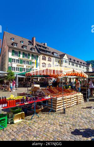 Des fruits frais et des jus de fruits au marché Münstermarkt sur la Münsterplatz, Freiburg im Breisgau, Allemagne Banque D'Images