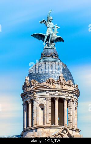 Un dôme avec une statue en bronze dans le bâtiment nommé 'la Union y el FÈnix' est situé dans le Passeig de Gracia Banque D'Images