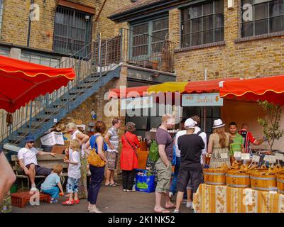 Londres Royaume-Uni 14 juin 2009; les habitants du marché agricole urbain de samedi perce les produits frais et préparés. Banque D'Images