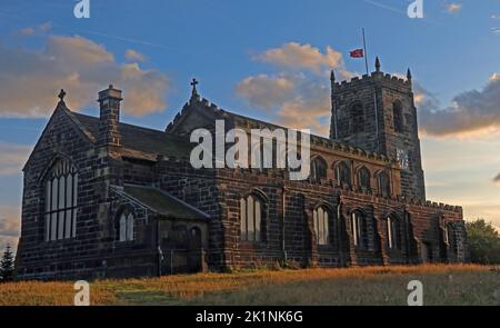Eglise St Michael et All Angels, paroisse de Mottram, surplombant le village de Mottram à Longdendale, Hyde, Tameside, Manchester, Angleterre, Royaume-Uni, SK14 6JL Banque D'Images