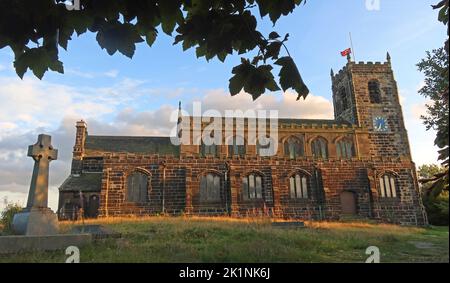 Eglise St Michael et All Angels, paroisse de Mottram, surplombant le village de Mottram à Longdendale, Hyde, Tameside, Manchester, Angleterre, Royaume-Uni, SK14 6JL Banque D'Images