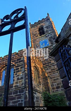 Porte de l'église St Michel et All Angels, paroisse de Mottram, surplombant le village de Mottram à Longdendale, Hyde, Tameside, Manchester, Angleterre, Royaume-Uni, SK14 6JL Banque D'Images