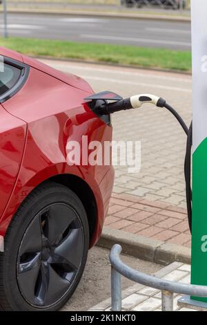 Connectez l'alimentation de véhicule électrique pour charge à la batterie. La technologie de charge de transport de l'industrie qui sont le futuriste de l'automobile. Banque D'Images