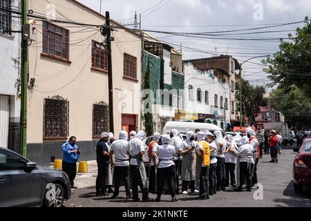 Mexico, Mexique. 19th septembre 2022. Les gens évacuent leur lieu de travail pour la deuxième fois après un tremblement de terre qui a frappé quelques minutes seulement après l'exercice. L'exercice était à la mémoire des tremblements de terre de 1985 et 2017. Beaucoup de gens dans la rue ont reçu des soins médicaux de l'anxiété plutôt que des blessures physiques. Credit: Lexie Harrison-Cripps/Alamy Live News Banque D'Images