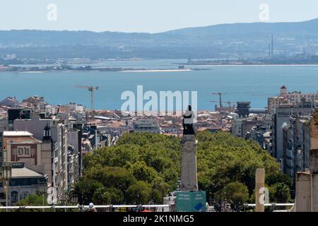 Lisbonne, Portugal - septembre 2022 : vue sur le Tage et Lisbonne depuis le sommet du Parque Eduardo VII à Lisbonne. Banque D'Images