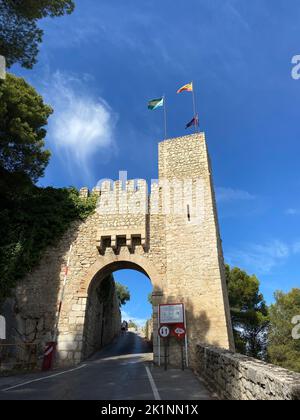 entrée du Castillo de Santa Catalina et drapeaux espagnols sur elle, Andalousie, Espagne. Photo de haute qualité Banque D'Images