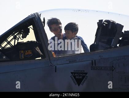 Les participants à la joint base Andrews 2022 Air & Space Expo voient une exposition statique de l'A-10 Thunderbolt II à JBA, Maryland, le 18 septembre 2022. JBA a célébré le 75th anniversaire de la Force aérienne avec une exposition aérienne et spatiale de trois jours, présentant des démonstrations aériennes, des expositions statiques, ainsi que des expositions sur le patrimoine et LA VAPEUR. (É.-U. Photo de la Force aérienne par Airman 1st classe Austin Pate) Banque D'Images