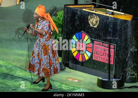 New York, États-Unis. 19th septembre 2022. Angélique Kidjo, chanteuse béninoise et ambassadrice de bonne volonté cinq fois récompensée par le Grammy Award pour le Fonds des Nations Unies pour l'enfance (UNICEF), se produit lors de l'ouverture de la Journée des leaders du Sommet sur la transformation de l'éducation dans la salle de l'Assemblée générale des Nations Unies. Credit: Enrique Shore/Alay Live News Banque D'Images