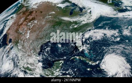 Atmosphère terrestre. 19th septembre 2022. L'ouragan Fiona lorsqu'il se déplace vers le nord-est à travers la République dominicaine a il laisse une tempête endommagé Porto Rico derrière vu du satellite MODIS NOAA, 19 septembre 2022 dans l'orbite de la Terre. La tempête a renversé l'électricité sur toute l'île de Porto Rico et a provoqué des inondations catastrophiques. Credit: NOAA/ZUMA Press Wire Service/ZUMAPRESS.com/Alamy Live News Banque D'Images