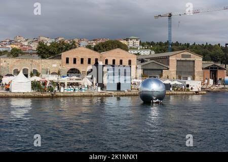 18 septembre 2022: L'Istanbul contemporaine de 17th a ouvert, où environ 1 500 œuvres de 558 artistes du monde entier sont exposées près de la Corne d'Or à Istanbul, Turkiye sur 18 septembre 2022. L'Istanbul contemporaine a commencé par une séance de prévisualisation vendredi soir, accueillant les visiteurs au Tersane Istanbul, un lieu situé dans les chantiers navals historiques de l'époque ottomane, sur les rives pittoresques de la Corne d'Or. (Image de crédit : © Tolga Ildun/ZUMA Press Wire) Banque D'Images