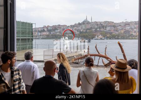 18 septembre 2022: L'Istanbul contemporaine de 17th a ouvert, où environ 1 500 œuvres de 558 artistes du monde entier sont exposées près de la Corne d'Or à Istanbul, Turkiye sur 18 septembre 2022. L'Istanbul contemporaine a commencé par une séance de prévisualisation vendredi soir, accueillant les visiteurs au Tersane Istanbul, un lieu situé dans les chantiers navals historiques de l'époque ottomane, sur les rives pittoresques de la Corne d'Or. (Image de crédit : © Tolga Ildun/ZUMA Press Wire) Banque D'Images