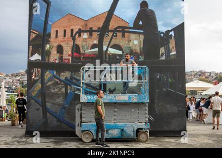 18 septembre 2022: L'Istanbul contemporaine de 17th a ouvert, où environ 1 500 œuvres de 558 artistes du monde entier sont exposées près de la Corne d'Or à Istanbul, Turkiye sur 18 septembre 2022. L'Istanbul contemporaine a commencé par une séance de prévisualisation vendredi soir, accueillant les visiteurs au Tersane Istanbul, un lieu situé dans les chantiers navals historiques de l'époque ottomane, sur les rives pittoresques de la Corne d'Or. (Image de crédit : © Tolga Ildun/ZUMA Press Wire) Banque D'Images