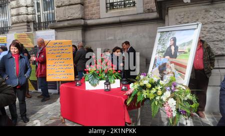 Des manifestants se sont rassemblés devant le ministère des Affaires étrangères de Belgique à Bruxelles lors de la manifestation, les Iraniens ont participé à un rassemblement devant le ministère des Affaires étrangères de Belgique à Bruxelles tout en portant des photos de Maryam Rajavi, le chef de l'opposition iranienne. Les Iraniens ont exhorté le gouvernement à annuler l'accord qui prépare le retour d'Assadollah Assadi, un diplomate iranien en Iran. Assadi a été condamné à 20 ans de prison par un tribunal belge pour avoir organisé un complot visant à bombarder un important rassemblement international de l'opposition iranienne à Paris et est actuellement en prison en Belgique. Banque D'Images