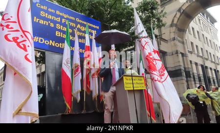 Theo Francken, membre du Parlement fédéral belge, prend la parole au cours de la manifestation. Les Iraniens ont pris part à un rassemblement devant le ministère belge des Affaires étrangères à Bruxelles tout en portant des photos de Maryam Rajavi, le chef de l'opposition iranienne. Les Iraniens ont exhorté le gouvernement à annuler l'accord qui prépare le retour d'Assadollah Assadi, un diplomate iranien en Iran. Assadi a été condamné à 20 ans de prison par un tribunal belge pour avoir organisé un complot visant à bombarder un important rassemblement international de l'opposition iranienne à Paris et est actuellement en prison en Belgique. Banque D'Images