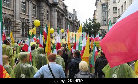 Les manifestants ont des drapeaux et des photos de Maryam Rajavi, le chef de l'opposition iranienne pendant la manifestation. Les Iraniens ont pris part à un rassemblement devant le ministère belge des Affaires étrangères à Bruxelles tout en portant des photos de Maryam Rajavi, le chef de l'opposition iranienne. Les Iraniens ont exhorté le gouvernement à annuler l'accord qui prépare le retour d'Assadollah Assadi, un diplomate iranien en Iran. Assadi a été condamné à 20 ans de prison par un tribunal belge pour avoir organisé un complot visant à bombarder un important rassemblement international de l'opposition iranienne à Paris et est actuellement en prison en Belgique. Banque D'Images