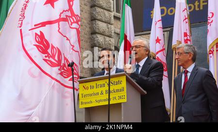 Mohammad Mohaddessin (C), président du Conseil national de la résistance de la commission des affaires étrangères de l'Iran, prend la parole au cours de la manifestation. Les Iraniens ont pris part à un rassemblement devant le ministère belge des Affaires étrangères à Bruxelles tout en portant des photos de Maryam Rajavi, le chef de l'opposition iranienne. Les Iraniens ont exhorté le gouvernement à annuler l'accord qui prépare le retour d'Assadollah Assadi, un diplomate iranien en Iran. Assadi a été condamné à 20 ans de prison par un tribunal belge pour avoir organisé un complot visant à bombarder un important rassemblement international à Paris de l'opposition iranienne an Banque D'Images