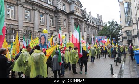 Les manifestants ont des drapeaux et des photos de Maryam Rajavi, le chef de l'opposition iranienne pendant la manifestation. Les Iraniens ont pris part à un rassemblement devant le ministère belge des Affaires étrangères à Bruxelles tout en portant des photos de Maryam Rajavi, le chef de l'opposition iranienne. Les Iraniens ont exhorté le gouvernement à annuler l'accord qui prépare le retour d'Assadollah Assadi, un diplomate iranien en Iran. Assadi a été condamné à 20 ans de prison par un tribunal belge pour avoir organisé un complot visant à bombarder un important rassemblement international de l'opposition iranienne à Paris et est actuellement en prison en Belgique. Banque D'Images