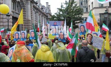 Les manifestants ont des drapeaux et des photos de Maryam Rajavi, le chef de l'opposition iranienne pendant la manifestation. Les Iraniens ont pris part à un rassemblement devant le ministère belge des Affaires étrangères à Bruxelles tout en portant des photos de Maryam Rajavi, le chef de l'opposition iranienne. Les Iraniens ont exhorté le gouvernement à annuler l'accord qui prépare le retour d'Assadollah Assadi, un diplomate iranien en Iran. Assadi a été condamné à 20 ans de prison par un tribunal belge pour avoir organisé un complot visant à bombarder un important rassemblement international de l'opposition iranienne à Paris et est actuellement en prison en Belgique. Banque D'Images