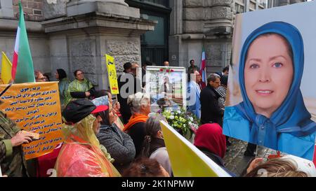 Des manifestants se sont rassemblés devant le ministère des Affaires étrangères de Belgique à Bruxelles lors de la manifestation, les Iraniens ont participé à un rassemblement devant le ministère des Affaires étrangères de Belgique à Bruxelles tout en portant des photos de Maryam Rajavi, le chef de l'opposition iranienne. Les Iraniens ont exhorté le gouvernement à annuler l'accord qui prépare le retour d'Assadollah Assadi, un diplomate iranien en Iran. Assadi a été condamné à 20 ans de prison par un tribunal belge pour avoir organisé un complot visant à bombarder un important rassemblement international de l'opposition iranienne à Paris et est actuellement en prison en Belgique. Banque D'Images