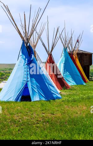 Teepes américaines colorées près du monument national du champ de bataille de Little Bighorn ; Garryowen ; Montana ; États-Unis Banque D'Images