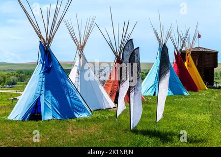 Teepes américaines colorées près du monument national du champ de bataille de Little Bighorn ; Garryowen ; Montana ; États-Unis Banque D'Images