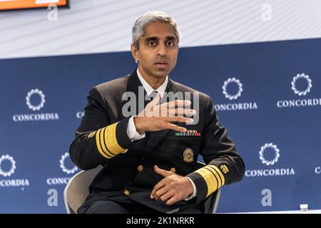 New York, États-Unis. 19th septembre 2022. LE chirurgien général AMÉRICAIN Vivek Murthy en conversation avec le Dr John Torres de NBC News au sommet annuel de Concordia à Sheraton Times Square (photo de Lev Radin/Pacific Press) crédit : Pacific Press Media production Corp./Alay Live News Banque D'Images