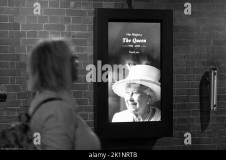 Londres, Royaume-Uni, 19th septembre 2022. Le portrait de la reine est affiché à l'écran numérique dans le centre de Londres, dans l'ouest du pays, en rendant hommage à sa Majesté la reine et en commémorant son long service à notre nation. Credit: Xiu Bao/Alamy Live News Banque D'Images