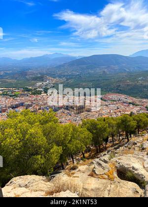 Vue imprenable sur la ville, la cathédrale de Jaen et la plantation d'oliviers de Castillo de Santa Catalina, Jaen, Andalousie, Espagne. Photo de haute qualité Banque D'Images