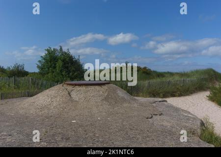 Les ruines de Bunker de Juno Beach avec des dunes de sable et de l'herbe par une belle journée d'été, Courseulles sur Mer, Normandie, France Banque D'Images