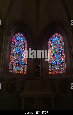 Fenêtres colorées de l'abbaye masculine l'Abbaye-aux-hommes, Caen, Normandie, France Banque D'Images