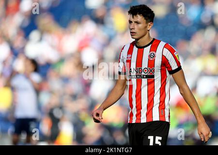 Preston, Royaume-Uni. 17th septembre 2022. Anel Ahmedhodzic de Sheffield United regarde dessus. EFL Skybet Championship Match, Preston North End v Sheffield Utd au stade Deepdale de Preston le samedi 17th septembre 2022. Cette image ne peut être utilisée qu'à des fins éditoriales. Utilisation éditoriale uniquement, licence requise pour une utilisation commerciale. Aucune utilisation dans les Paris, les jeux ou les publications d'un seul club/ligue/joueur.pic par Chris Stading/Andrew Orchard sports Photography/Alamy Live News crédit: Andrew Orchard sports Photography/Alamy Live News Banque D'Images