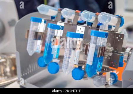 Agitateur rotatif numérique pour tubes pour un mélange efficace des échantillons biologiques Banque D'Images