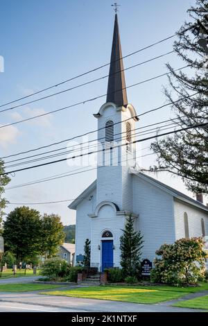 Roscoe, NY - USA - 17 septembre 2022 vue verticale de l'église presbytérienne de Roscoe et du cimetière des Flats de Westfield sur l'ancienne route 17 à Roscoe. Un simple rect Banque D'Images