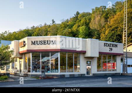 Roscoe, NY - USA - 17 septembre 2022 vue horizontale de la caserne 29 du service des incendies de Roscoe et de Rockland et du musée sur l'ancienne route 17 dans le hameau de Ros Banque D'Images