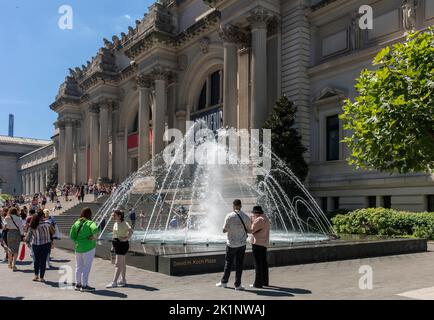 Les gens à l'extérieur du Metropolitan Museum of Art (MET) Manhattan, New York, États-Unis Banque D'Images