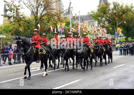 Ottawa; Canada - 19 septembre; 2022: La Gendarmerie royale du Canada dirige un défilé commémoratif sur la rue Wellington en direction de la cathédrale Christ; une église anglicane pour une cérémonie commémorative des funérailles de la reine Elizabeth II Le gouvernement fédéral a déclaré le jour férié fédéral et le jour national du deuil de la Reine; les fonctionnaires fédéraux ont le jour de congé. Banque D'Images