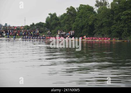 18 septembre 2022, Sud 24 Parganas, Bengale-Occidental, Inde: Festival traditionnel de course de bateau qui se passe sur la rivière Bidyadhari dans les Sundarbans avec des milliers de gens du pays qui applaudissent à Ghusoupiata, Kulpi - 35 km distance de Kolkata. Où quatre bateaux de 75-78ft de long participant avec 22 bateaux chacun. (Credit image: © Biswarup Ganguly/Pacific Press via ZUMA Press Wire) Banque D'Images