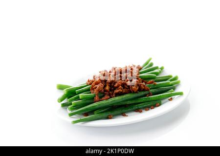 Sautés petits haricots verts avec garniture de bœuf hachée ou cah Bundis Daging SAPI. Plat de haricots français sautés de style chinois Banque D'Images